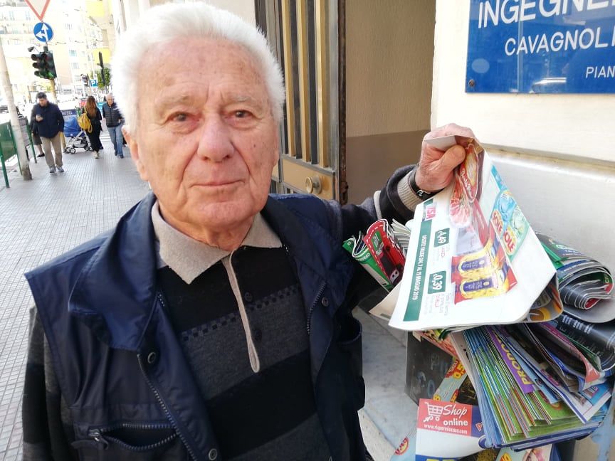 Aldo, pensionato di Cagliari: “Raccolgo i volantini pubblicitari anche dai marciapiedi, non leggo le offerte su internet”