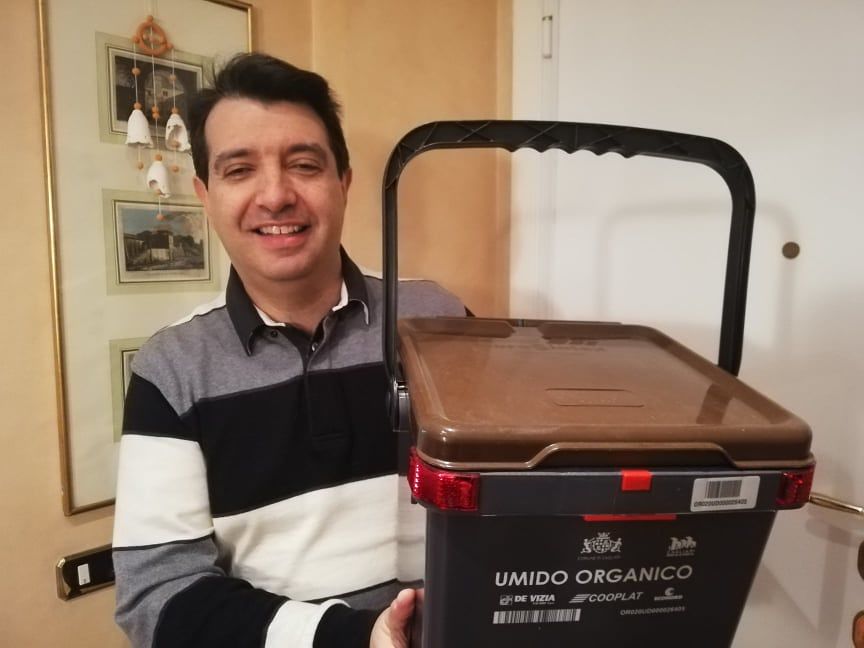 Andrea Ferrero, non vedente di Cagliari: “Ogni giorno devo cercare il mio mastello tra la sporcizia”