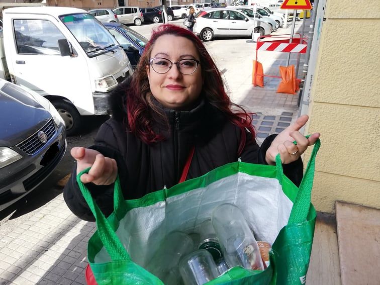 Porta a porta a Cagliari, disagi per il ritiro del vetro: “Non voglio svegliarmi all’alba per buttarlo”