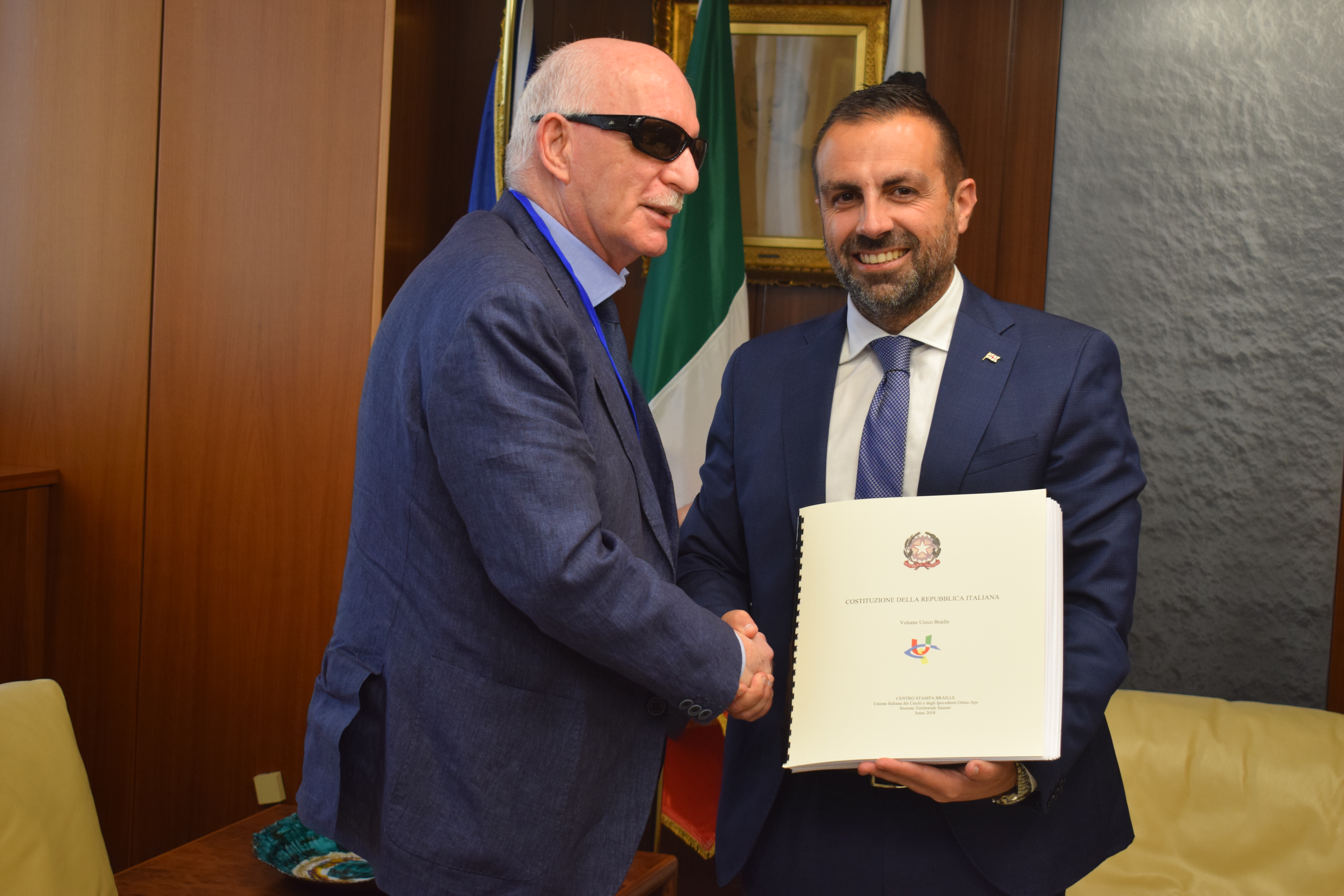 Consegnata al Presidente Pais  la Costituzione in Braille: il bel gesto di ciechi e ipovedenti sardi ai politici