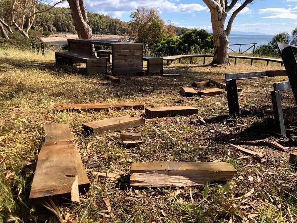 Inciviltà a Pula: devastato con un fuoristrada il nuovo parco sotto la Torre di Santa Margherita