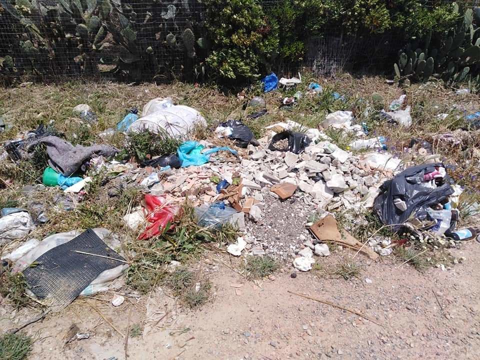 Rifiuto selvaggio a Selargius, sulla 554 materassi e bustoni con lettiere puzzolenti