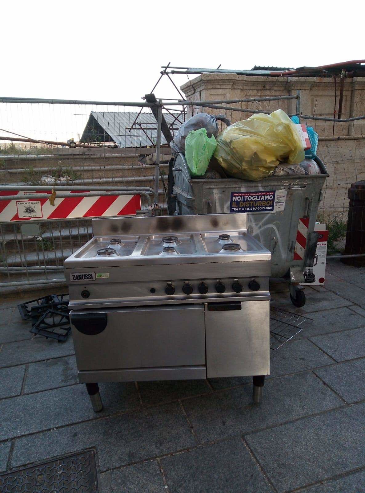 La nuova vergogna dei rifiuti a Cagliari, cucina abbandonata davanti al Bastione