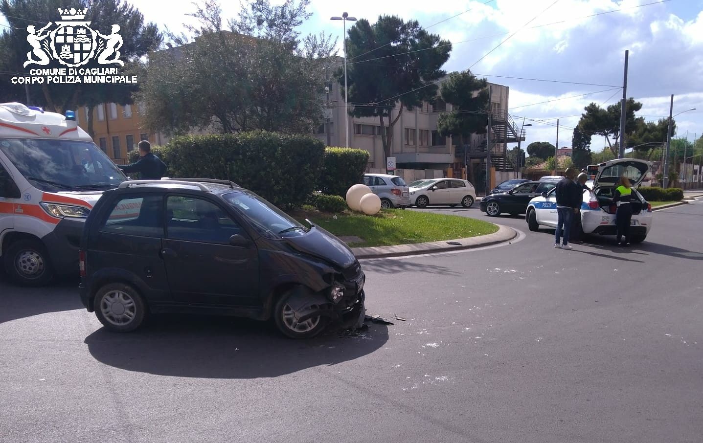 Cagliari, incidente e caos in via Campania: 82enne tampona una Microcar e scappa, inseguito da un testimone e identificato