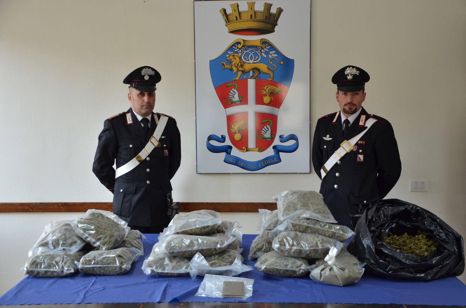 San Gavino, scappa e abbandona l’auto alla vista dei carabinieri: nel bagagliaio 13 kg di droga