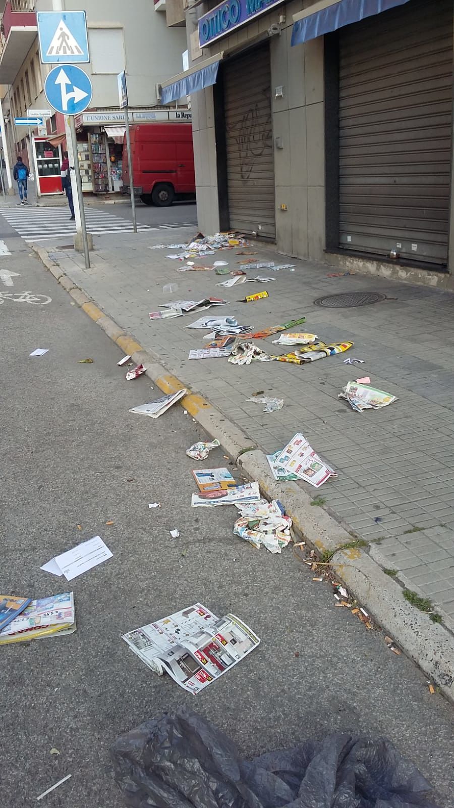 Vento a Cagliari? Migliaia di cartacce tappezzano le strade: “Basta volantini”