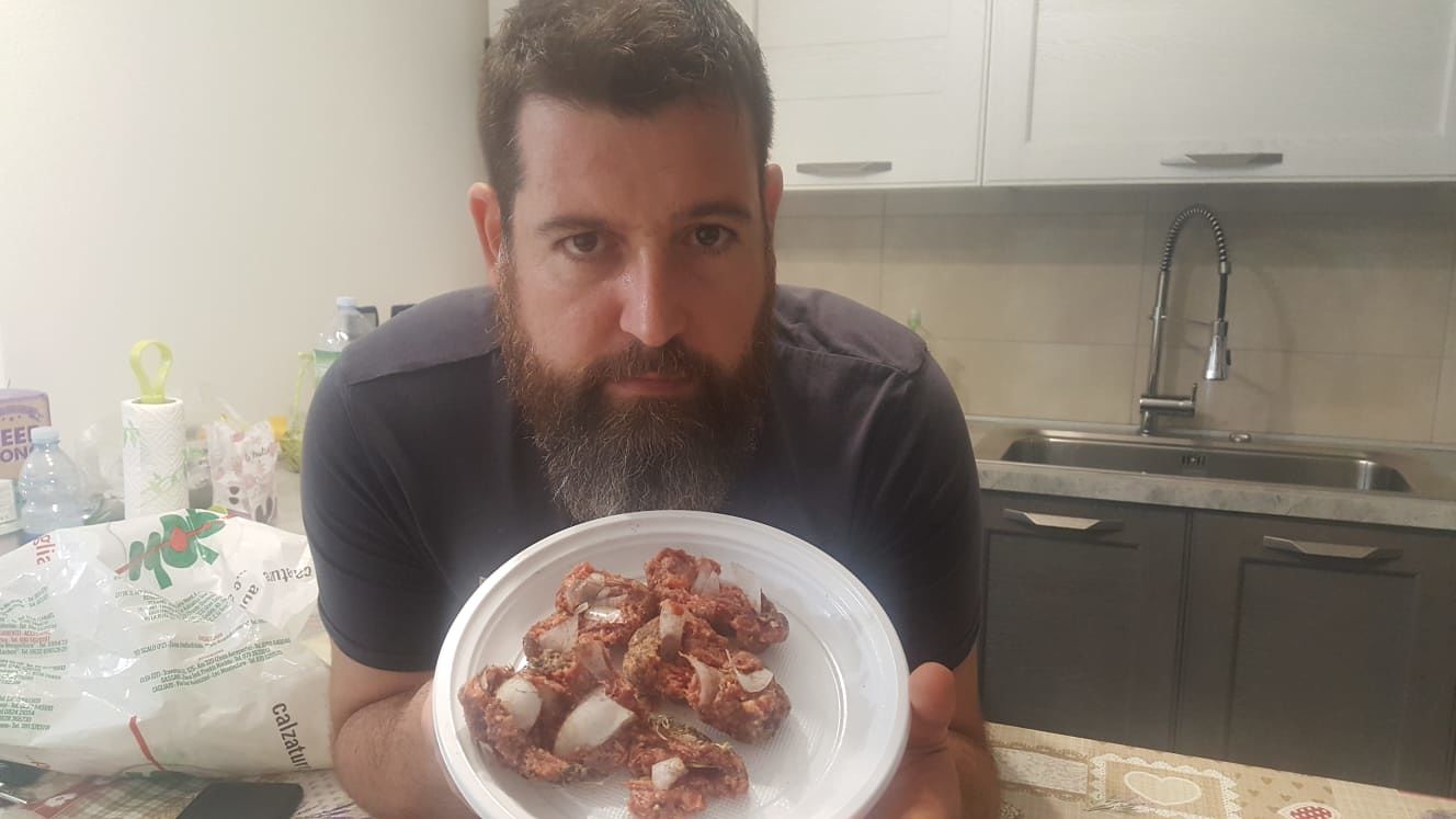 Polpette “ripiene” di vetro lasciate sul marciapiede, allarme a Carbonia: “Vogliono utilizzarle contro i cani?”