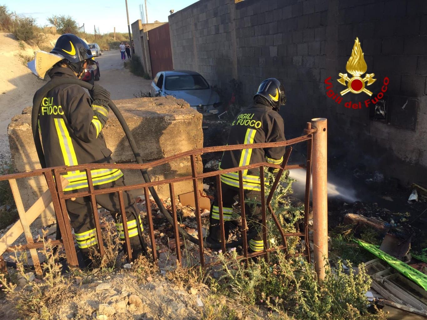 Auto in fiamme a Quartu, intervengono i vigili del fuoco
