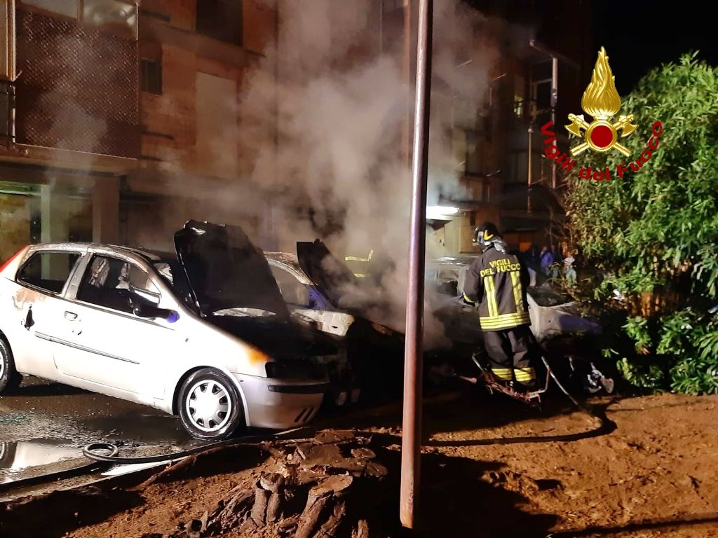 Cagliari, fiamme in un parcheggio condominiale al Cep: distrutte tre auto