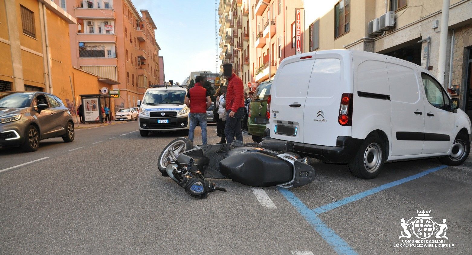 Cagliari, sorpassa un’auto ma va a sbattere contro un’altra che sta parcheggiando: motociclista ferito