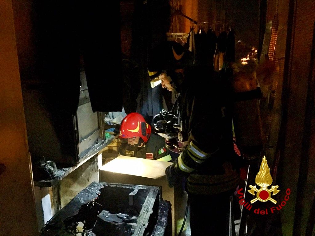 Cagliari, paura nella notte in via Oslo: lavatrice prende fuoco, intervengono i pompieri