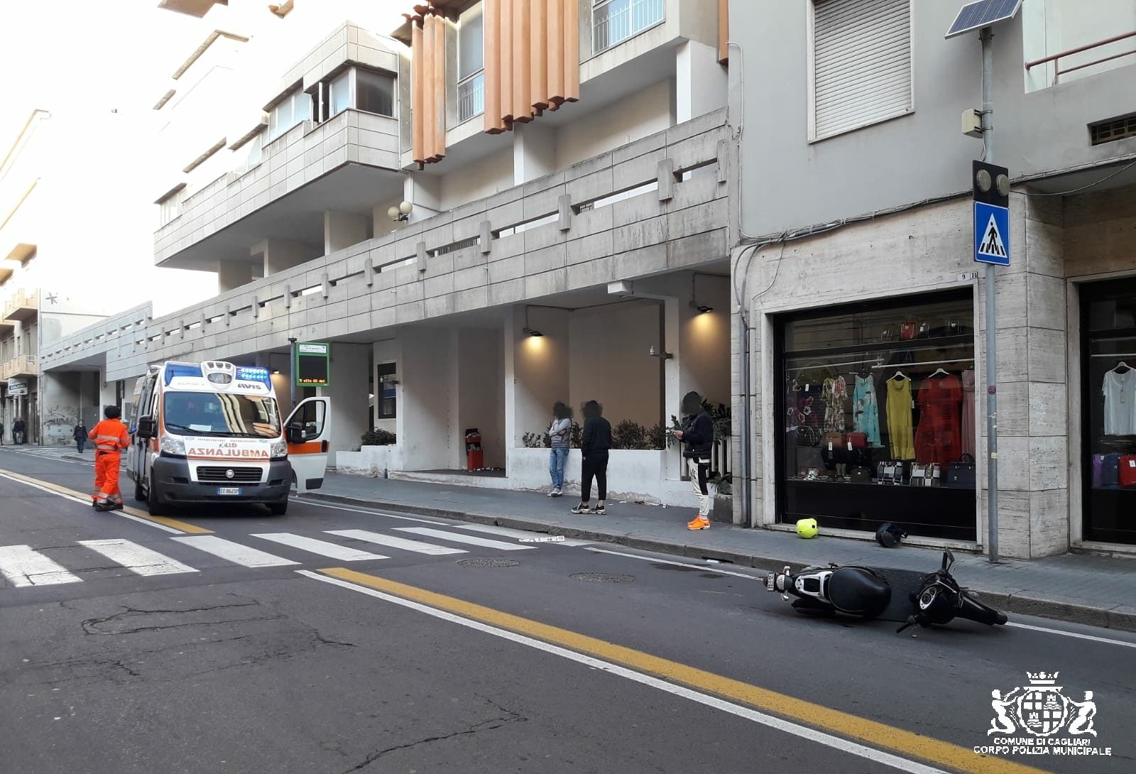Cagliari, brutto incidente in via XX Settembre: 15enne in motorino investe 77enne mentre attraversa vicino alle strisce
