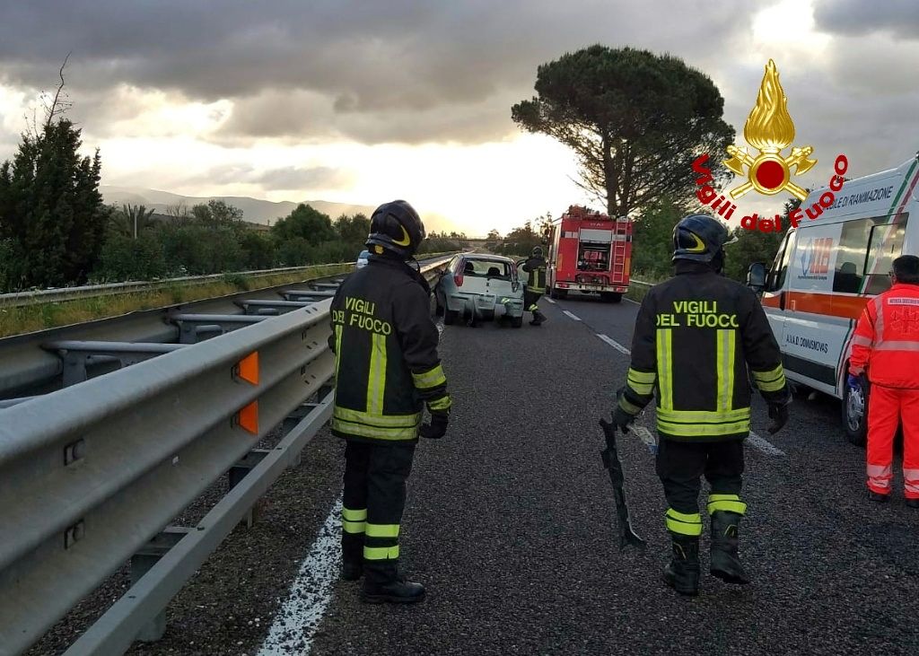 Iglesias, incidente sulla Ss 130: i vigili estraggono due persone dalle lamiere