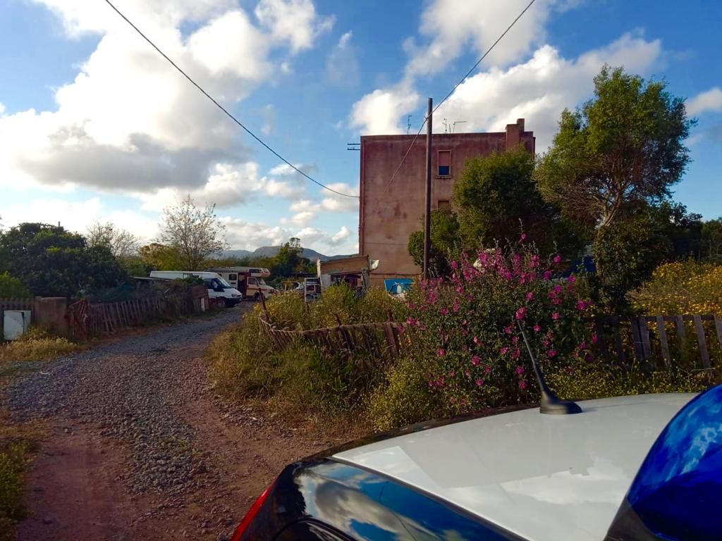 Carbonia, padre e figlio Rom arrestati per tentato omicidio: roncolate al vicino di casa