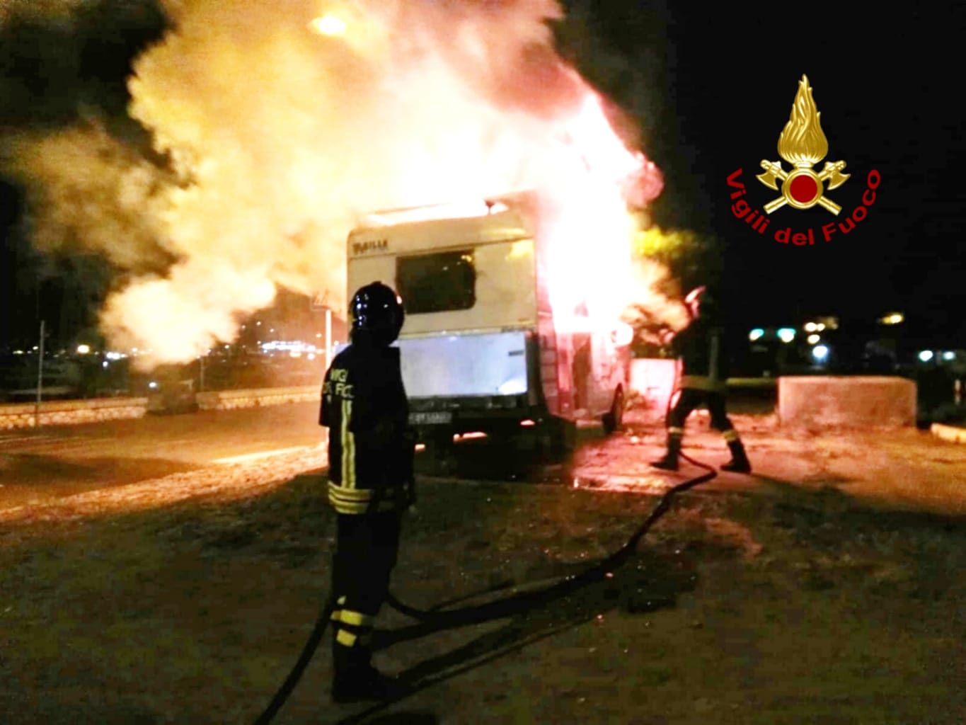 Camper in fiamme al porticciolo di Su Siccu, intervento dei vigili del fuoco nella notte