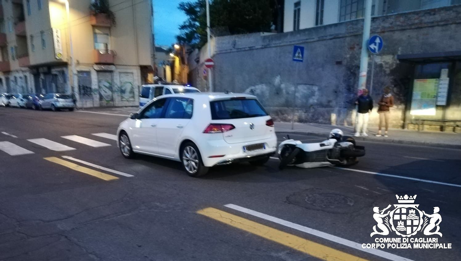 Cagliari, non rallenta prima delle strisce e sbatte contro un’auto: centauro 31enne di Selargius all’ospedale