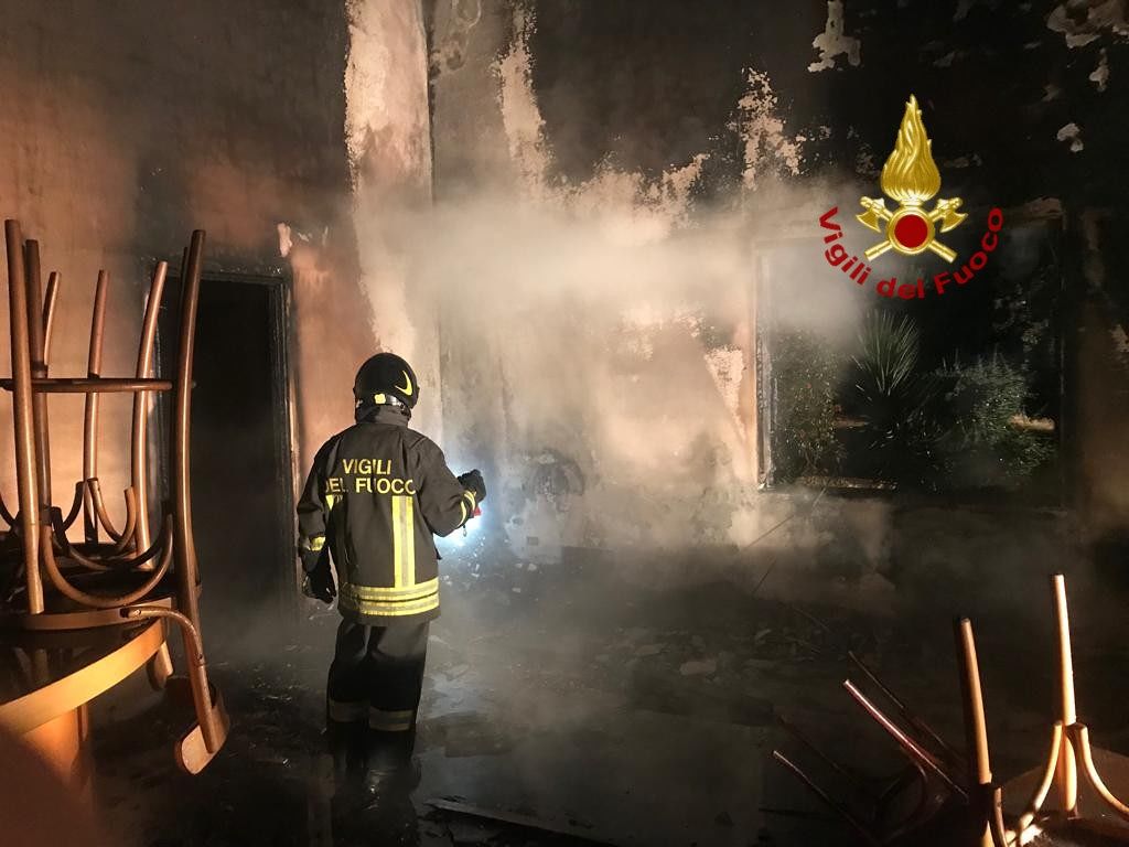 Paura nella notte a Teulada, va a fuoco il ristorante del centro ippico