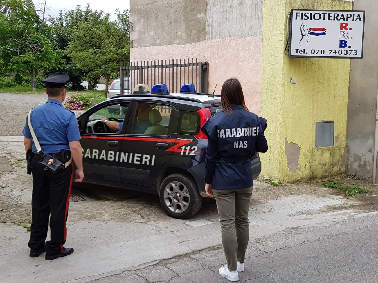 Massaggi e terapie al limite della professionalità, fisioterapista arrestato a Dolianova per violenza sessuale