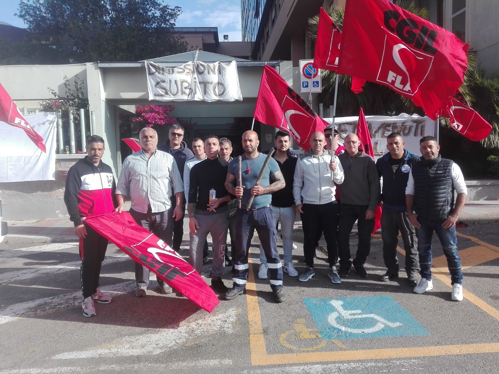 Quartu, i giardinieri tornano ad accamparsi sotto il Comune: “Delunas, basta con il circo delle false promesse”