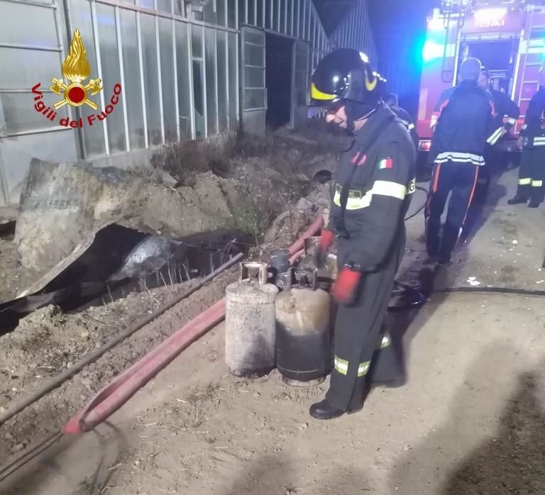 Fiamme dentro un capannone a Decimoputzu, i Vigili del Fuoco “portano in salvo” 10 bombole di gpl