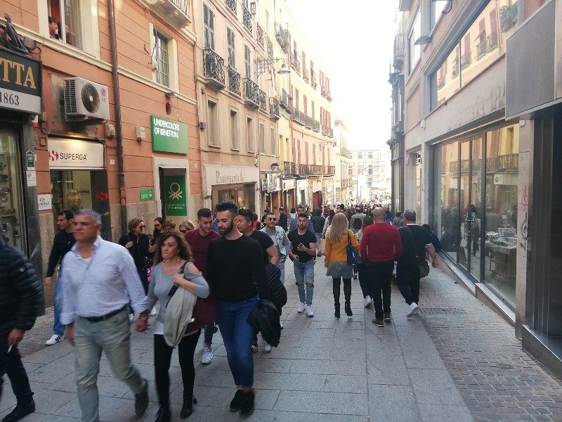 Fiera chiusa a Sant’Efisio, boom di cagliaritani in giro tra via Garibaldi e piazza Yenne nelle storiche vie dello shopping