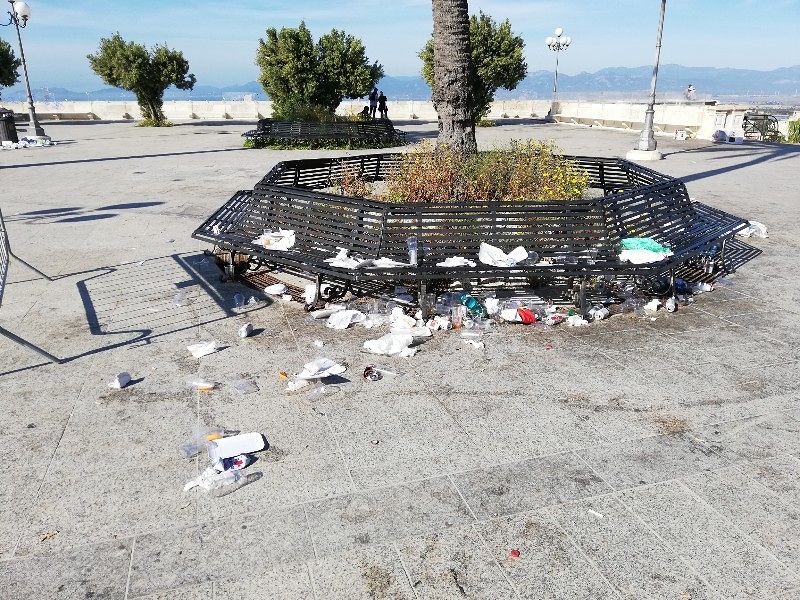 Cagliari, montagne di rifiuti a Castello: il Bastione è un gigantesco immondezzaio