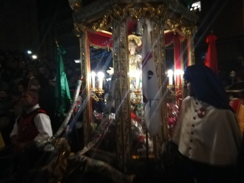 Sant’Efisio fa boom, in migliaia a Cagliari per il ritorno: “Attrus annus cun saludi”
