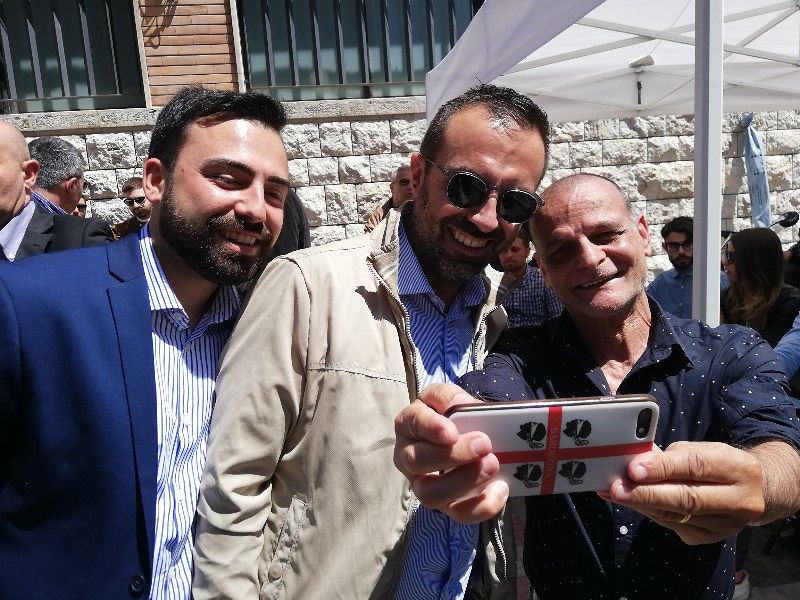 Cagliari, boom di selfie al mercato con i nuovi consiglieri regionali della Lega: “Contiamo su di voi”