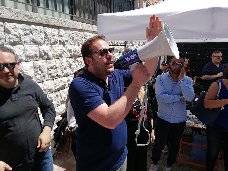 Cagliari, contestatrice solitaria a San Benedetto contro la Lega: “Siete tutti fascisti”