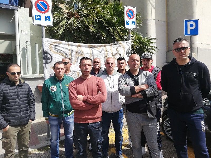 Quartu, riesplode la protesta dei giardinieri senza lavoro: “Delunas, i nostri figli hanno fame”