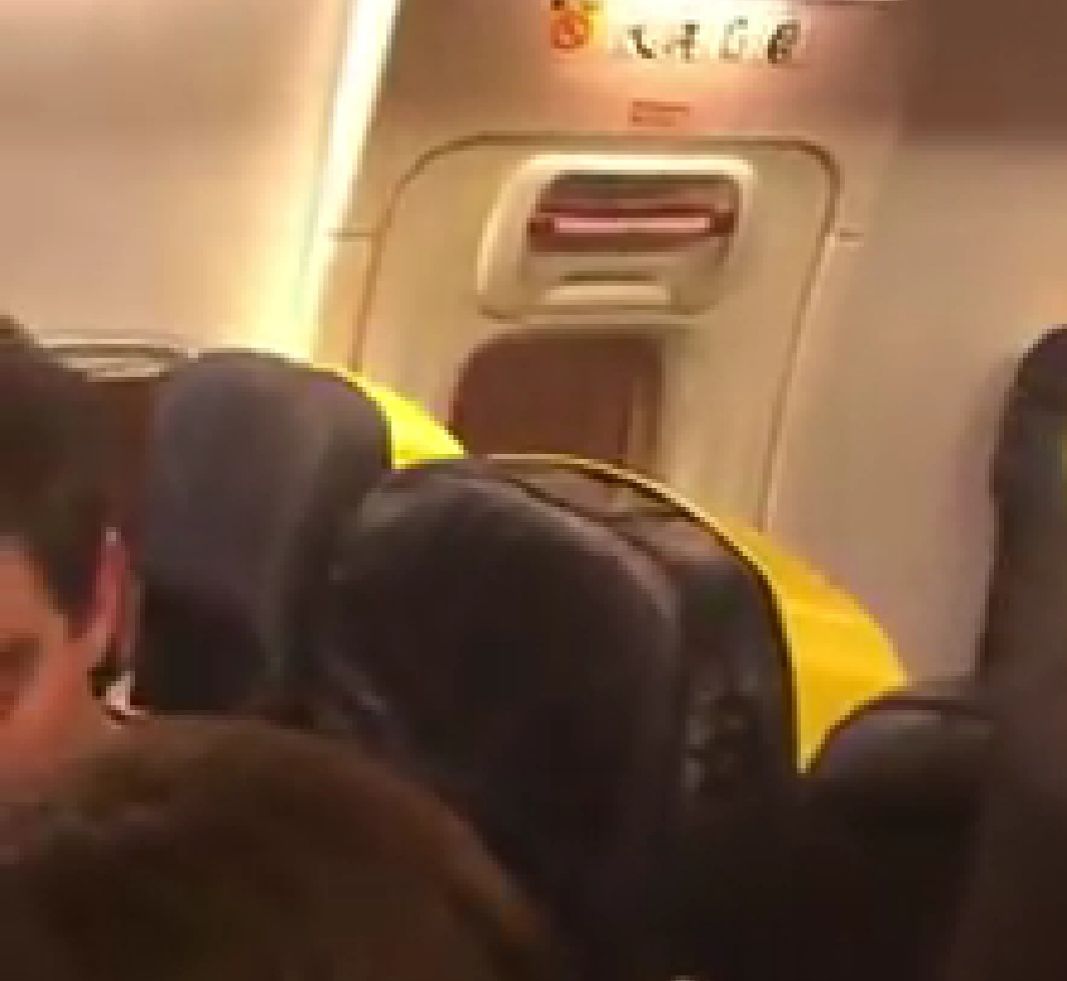 Si imbarca su un volo e insulta tutti: “Sono cagliaritano e ho sbagliato aereo: fatemi scendere, c****”