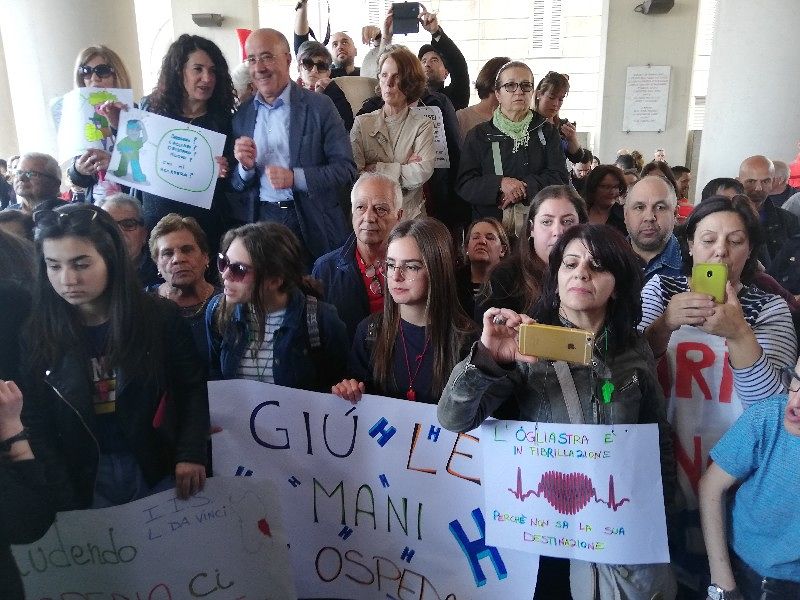 Cagliari, migliaia di ogliastrini protestano in via Roma: “Fate vivere l’ospedale di Lanusei”