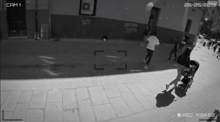 Cagliari, giocano a calcio tedesco in strada passa Pavoletti e fa gol