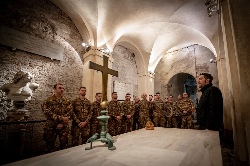 I militari della Brigata Sassari alla scoperta delle catacombe di San Sebastiano