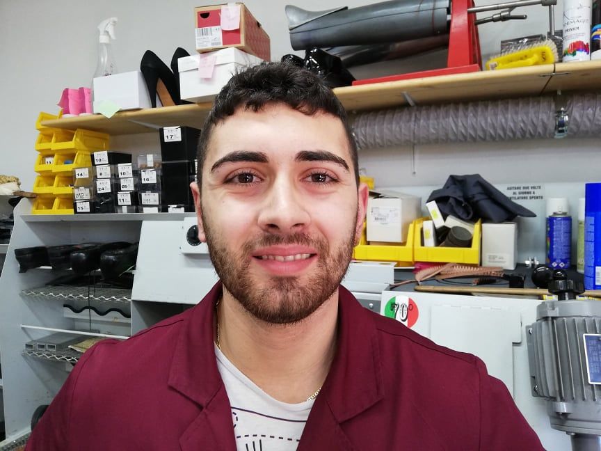 La grinta di Matteo: “A 27 anni faccio il calzolaio a Monserrato, noi giovani non siamo svogliati”