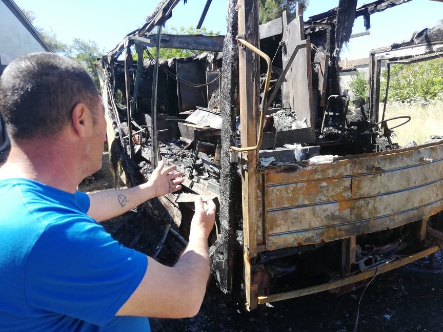 Cagliari, il grande cuore dei colleghi del “caddozzone” Mauro: “Dopo l’incendio mi hanno prestato un camion bar”