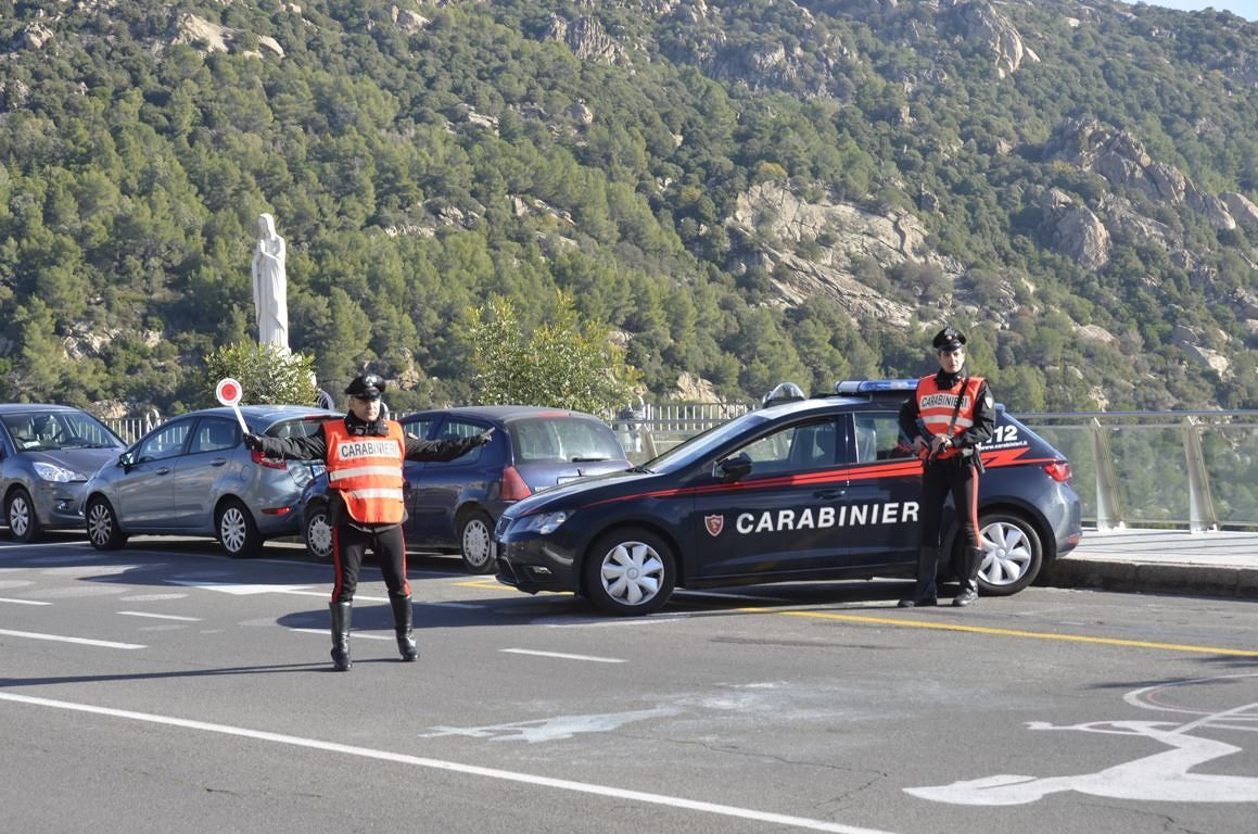 Sardegna, ubriaco rifiuta il controllo dei carabinieri: nei guai 60enne