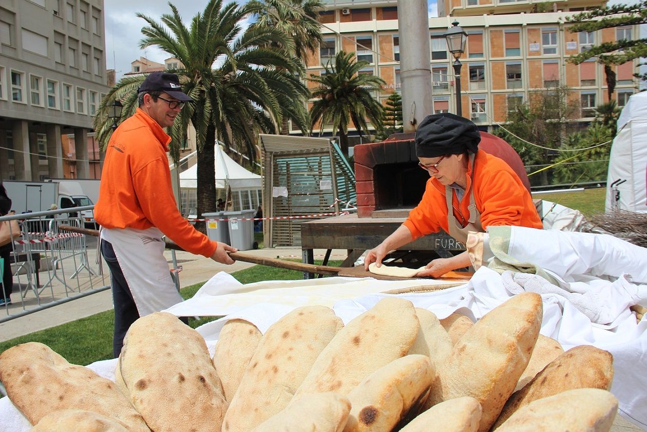 Cavalcata Sarda, tutti pazzi a Sassari per il pane e il filindeu