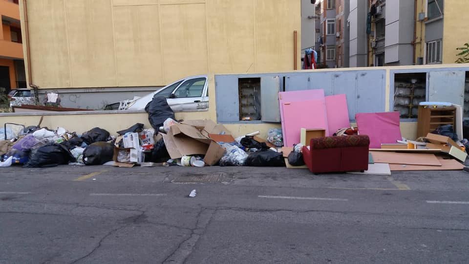 Caos rifiuti a Cagliari: “A qualcuno serve cameretta e divano? Li trova fuori dal Ss Trinità”