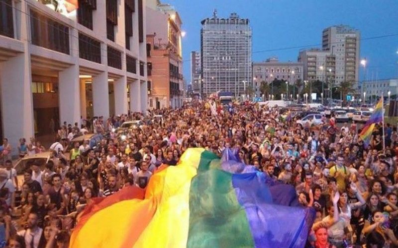 Cagliari, il Sardegna Pride scalda i motori con la Queeresima: “Ancora discriminazioni contro gli omosessuali, non possiamo nemmeno sposarci”