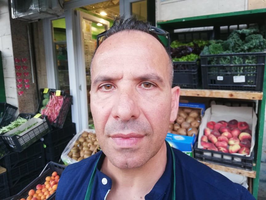 La “guerra” di Stefano, verduraio di Cagliari: “Ho segnalato 50 volte gli abusivi ma sono sempre davanti al negozio”