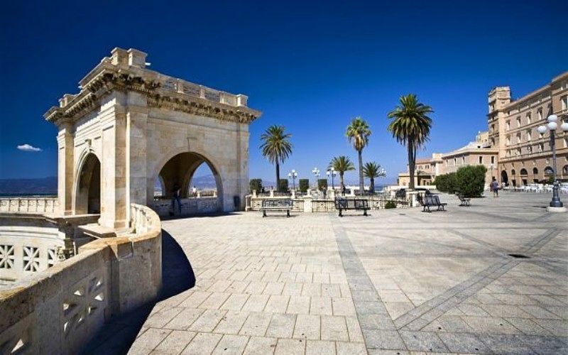 Cagliari, migrante-eroe salva una donna sul cornicione del Bastione