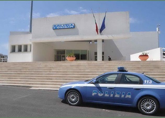 Con la scusa dell’elemosina ruba un bracciale d’oro a una turista, donna denunciata ad Alghero