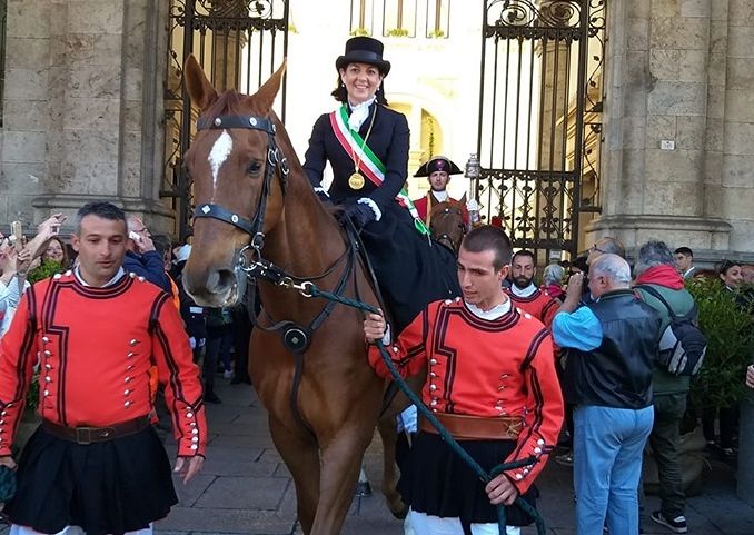 Cagliari, l’Alternos in gonna: la prima volta nella storia di Sant’Efisio