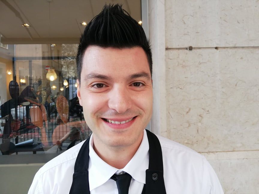 Antonio di Cagliari, cameriere e papà: “I giovani di oggi vogliono tutto e subito ma non hanno le basi”