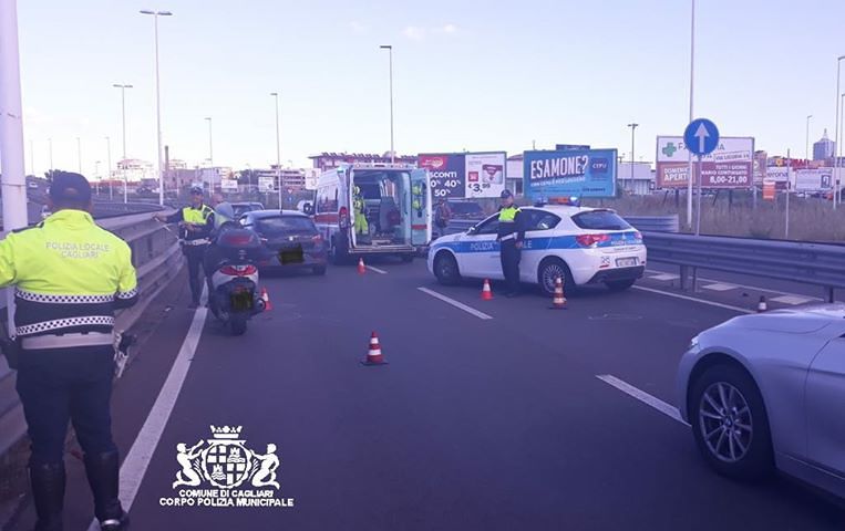 Cagliari, brutto incidente sull’asse mediano: strada bloccata e ambulanza sul posto