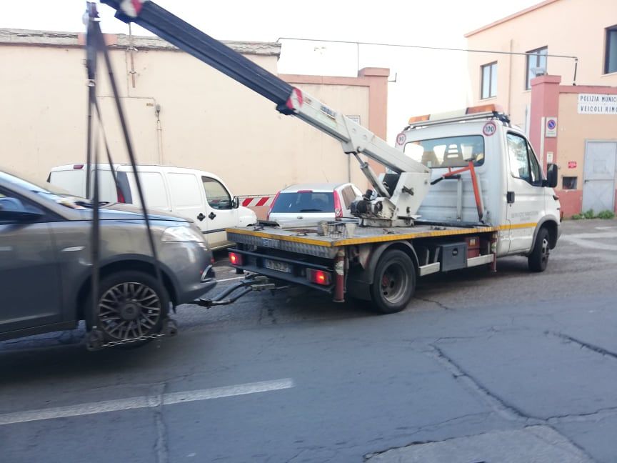 Cagliari, ottomila auto multate in un anno per la pulizia delle strade: “State più attenti”