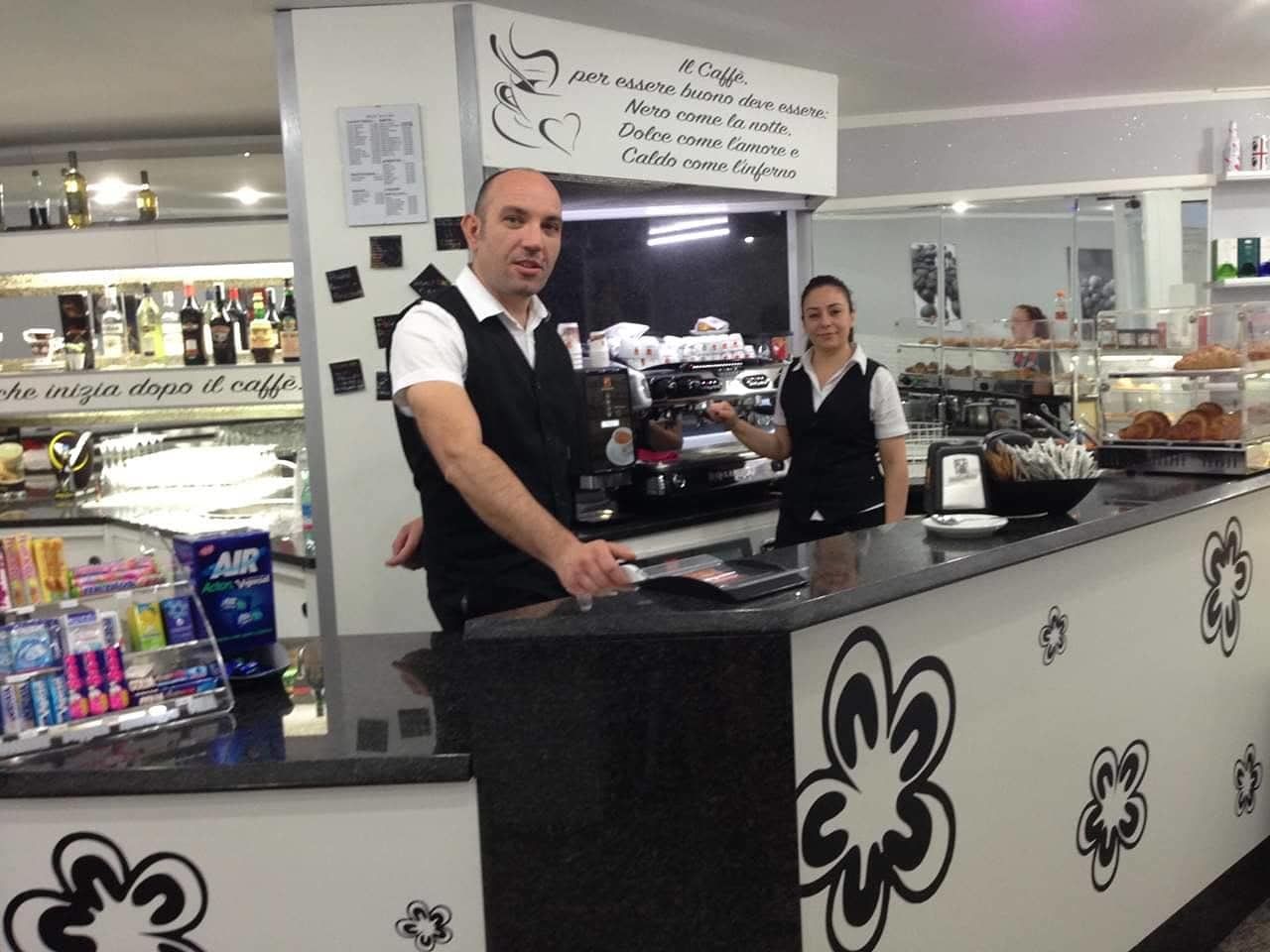 Quartu, il bellissimo gesto di una coppia di baristi: “Paste, pizzette e tramezzini gratis per i poveri”