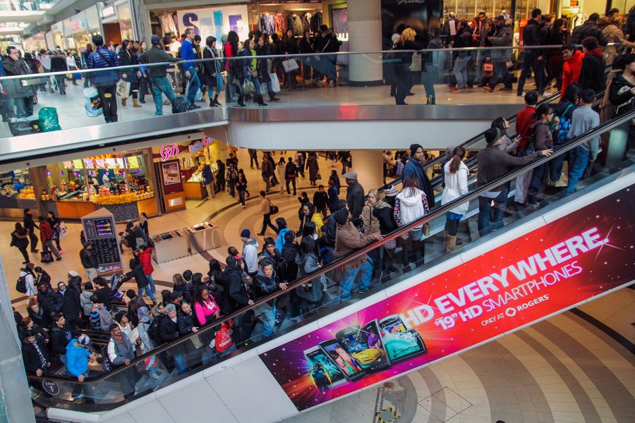 Cagliari, negozi contro centri commerciali: “Saldi camuffati da offerte. Tanto non temono le multe”