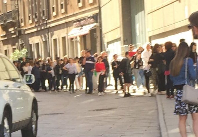 Boom al Black Friday, ma esplode la polemica a Cagliari: “Sono saldi anticipati, basta”